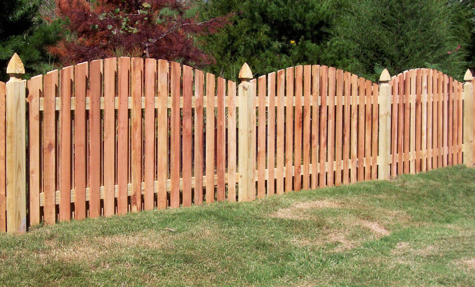 Заборы из штакетника в верее. Забор штакетник деревянный. Забор из штакетника деревянного. Красивый забор из штакетника деревянного. Фигурный деревянный забор.